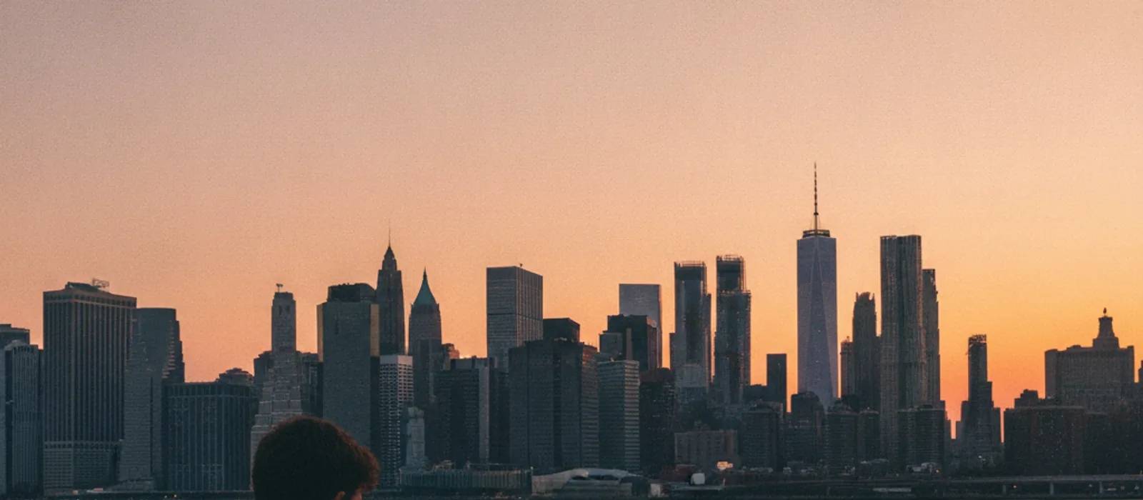 Viaggiatore connesso con una eSIM da viaggio per gli Stati Uniti